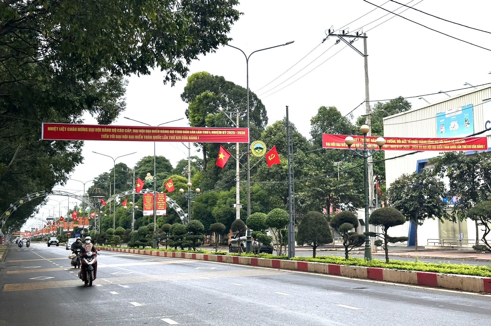 Xã Quảng Phú rực rỡ cờ hoa chào mừng Đại hội đại biểu Đảng bộ tỉnh Đắk Lắk lần thứ I (nhiệm kỳ 2025-2030)